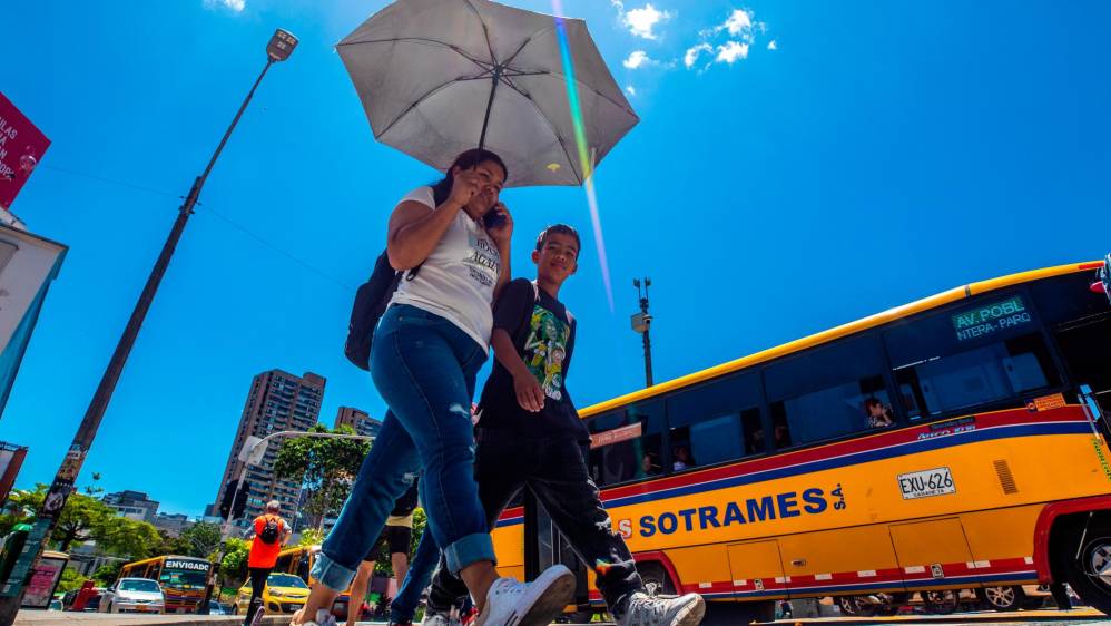 Otros registros que han llamado la atención en estos días de calor intenso son los de radiación ultravioleta. El lunes, por ejemplo, entre las 10:00 a.m. y la 1:30 p.m. el índice UV superó el valor extremo, periodo bajo el cual se necesita protección extra. Foto: Camilo Suárez Echeverry