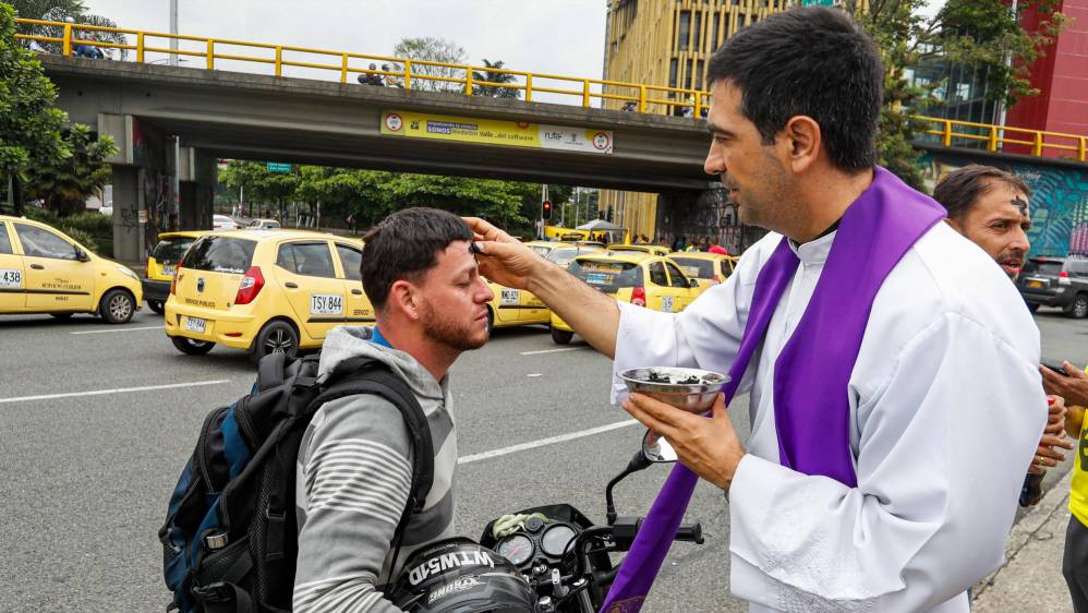 Por invitación de los mismos taxista el padre llegó a imponer la ceniza mientras se desarrollaba el paro. Foto: MANUEL SALDARRIAGA QUINTERO.