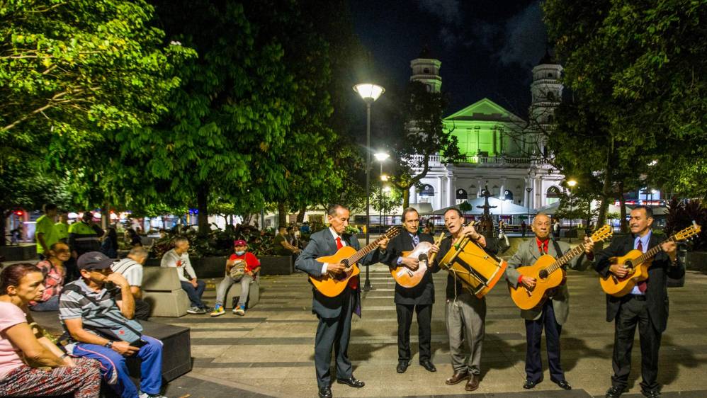La tradición de los serenateros del parque de Envigado siempre ha sido por las cuerdas. Foto: Julio César Herrera