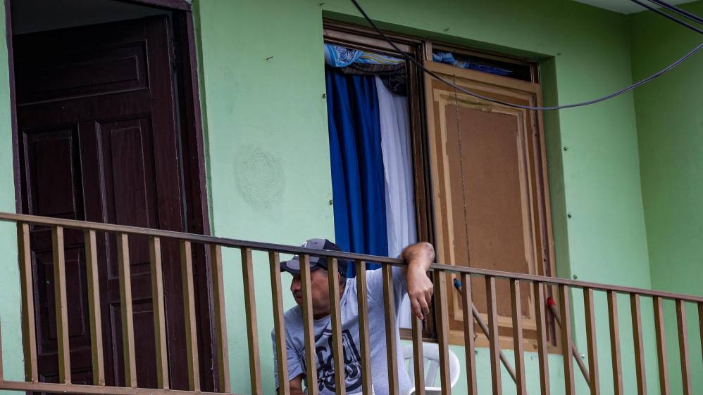 La vivienda de la señora Mariela Muñoz Grajales perdió los vidrios de todas las ventanas y dice carecer de recursos para comprarlos por su cuenta. Foto: Manuel Saldarriaga Quintero.
