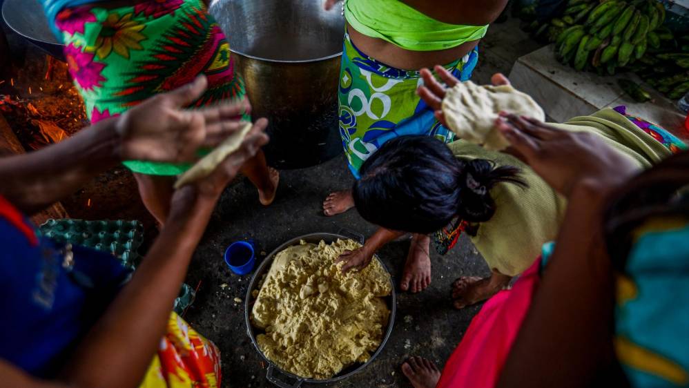 Las mujeres son las encargadas de la preparación de los alimentos. Foto : Manuel Saldarriaga