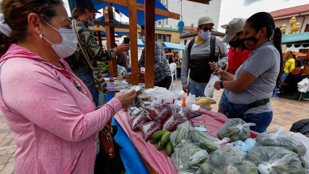 Mauricio Quintero, Profesional universitario de desarrollo Agropecuario, afirma que el Agro mercado contribuye a la economía familiar de cada uno de los vendedores. Foto Manuel Saldarriaga Quintero.