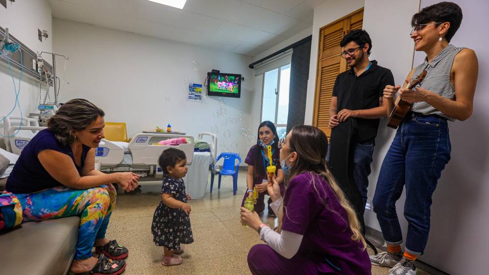 Con los niños, María José y Anderson y las trabajadoras sociales hacen talleres musicales y otras actividades para alegrar a los infantes Foto: MANUEL SALDARRIAGA QUINTERO.