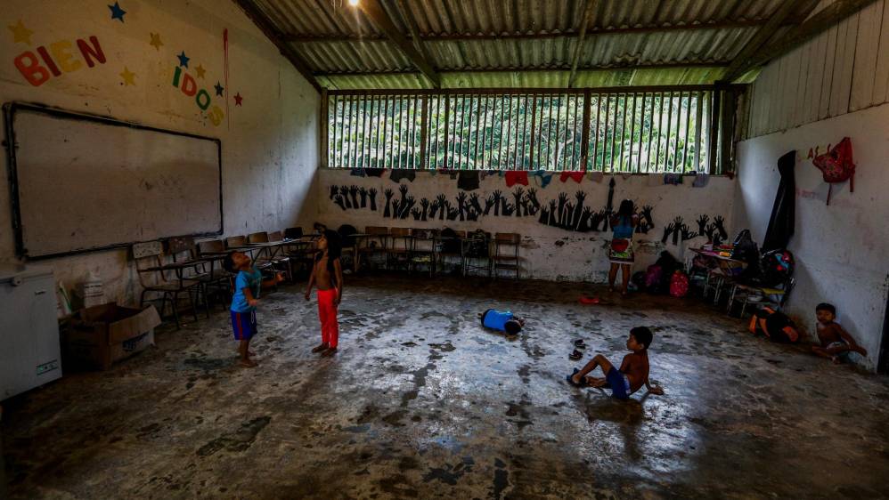 Un aula que se cae a pedazos les sirve de albergue a los indígenas. Foto : Manuel Saldarriaga