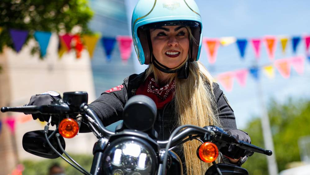Susana Ferrer disfrutó del desfile su moto Harley Davidson. Foto: Manuel Saldarriaga Quintero.