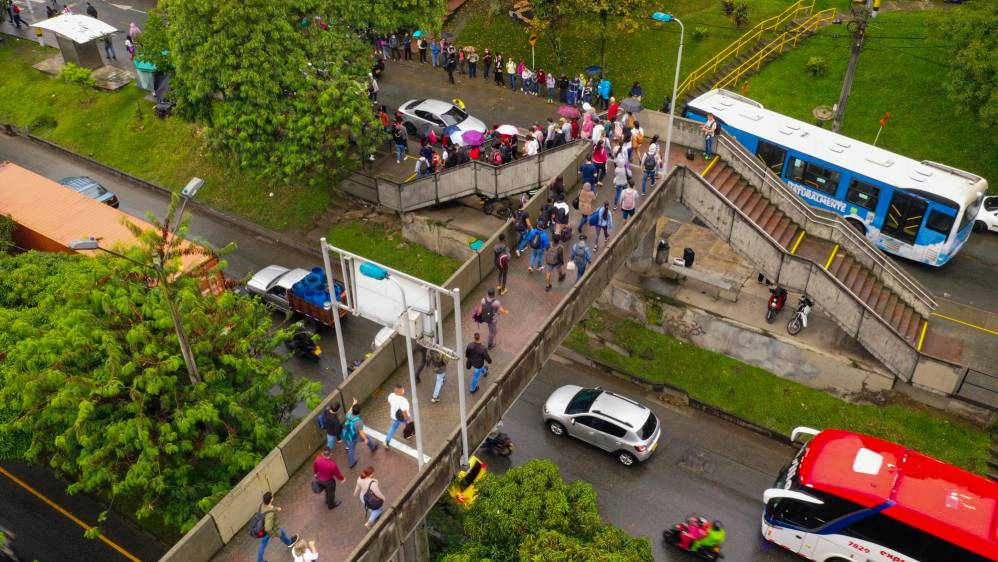 Vista área de los usuarios en la estación tricentenario tomando el bus. Foto: MANUEL SALDARRIAGA QUINTERO.