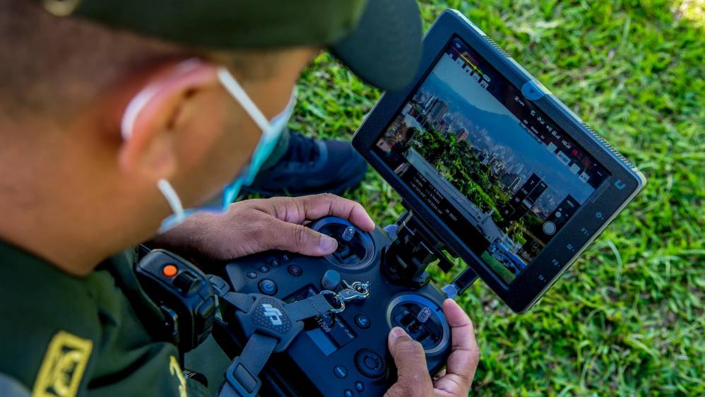Los drones fueron alquilados por al alcaldía de Envigado y la Policía se capacit para operarlos. Foto Juan Antonio Sánchez Ocampo