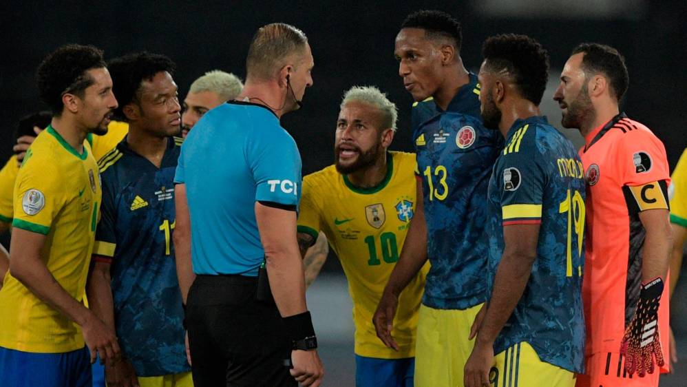 Colombia ganaba 1 a 0 en el minuto 78 del partido, el juez validó un gol de Brasil en una confusa jugada en la que la pelota lo impactó. Los jugadores colombianos se quedaron esperando que el árbitro parara el partido. Foto AFP