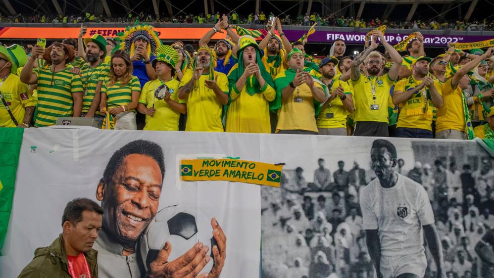 Los aficionados brasileños envían mensajes al rey Pelé, hoy en día hospitalizado y luchando contra un cáncer. FOTO Juan Antonio Sánchez
