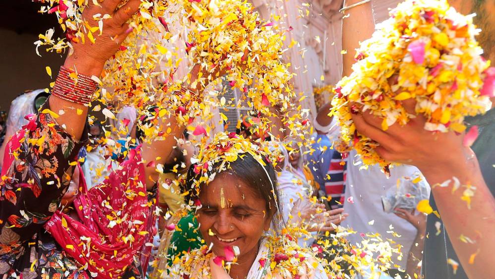 Durante el festival, las personas se arrojan polvos y aguas coloreadas de manera amistosa. Foto: Getty Está celebración una de la más colorida del mundo se realiza en todos los rincones de la India en ella se mezclan todo tipo de personas sin importar la clase social en un ambiente de alegría