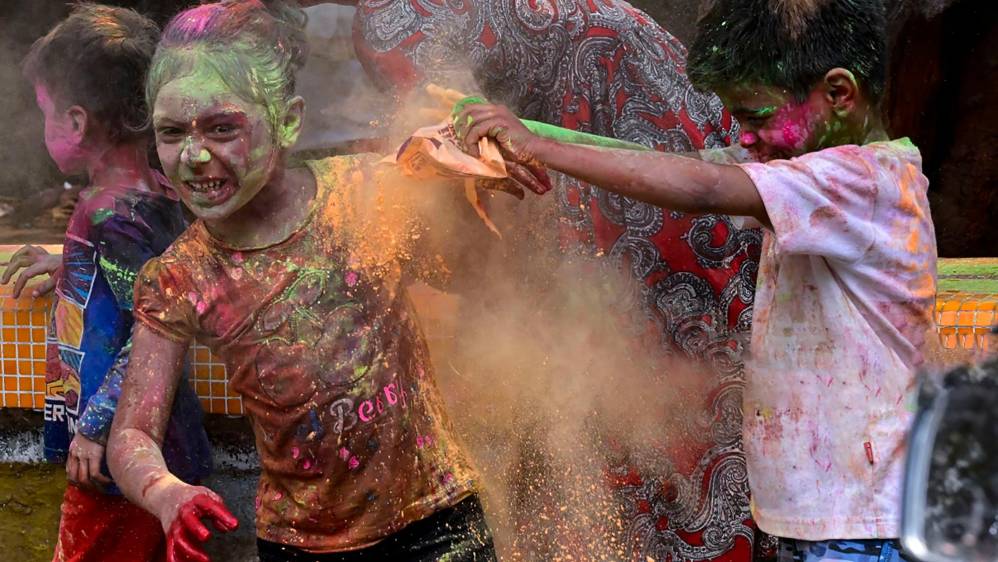  En las calles y los patios se organizan “batallas” donde los participantes se lanzan polvos de colores y agua teñida, algo que simboliza la felicidad. Foto: Getty