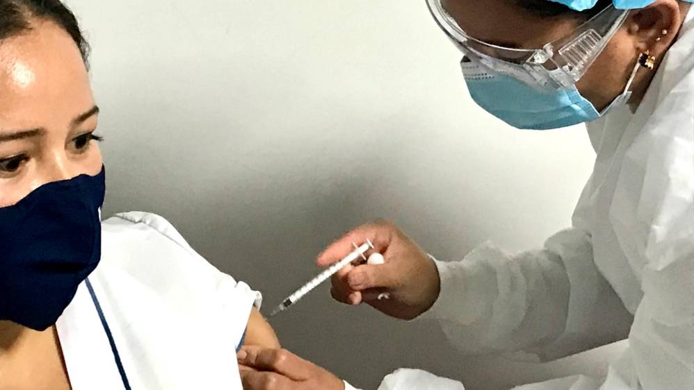 Después de recibir la vacuna, el personal de salud verifica que el paciente no tenga efectos adversos o presente alergia al medicamento. Foto: Julio Cesar Herrera.
