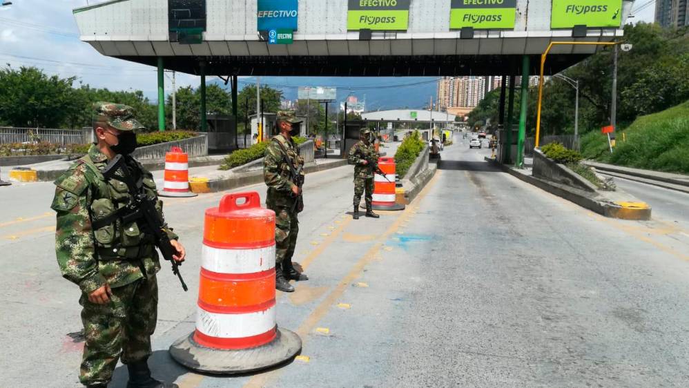 Con soldados del batallón Pedro Nel Ospina se busca evitar nuevos ataques al peaje de Niquía. Foto: Manuel Saldarriaga
