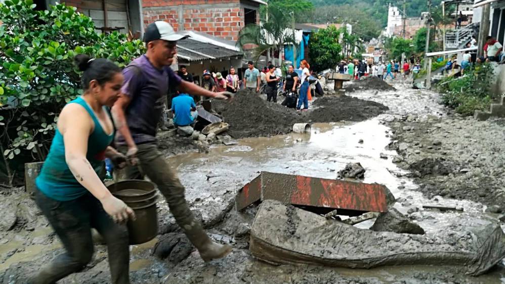 Los organismos de socorro de Antioquia atienden la emergencia provocada por la creciente de una quebrada en el Occidente del Departamento. Foto: Manuel Saldarriaga