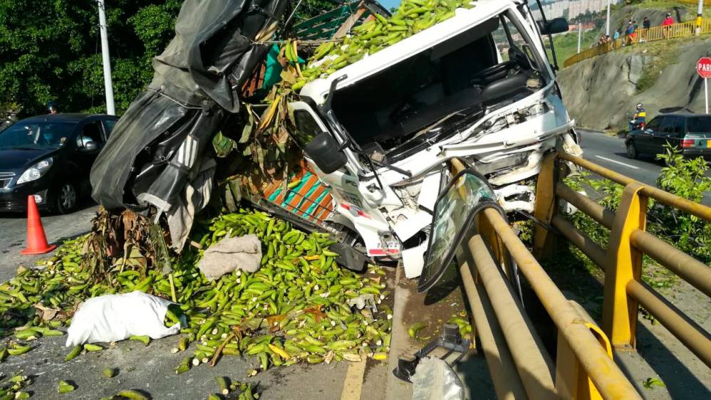 El camión que venía con un cargamento de plátanos fue impactado por un bus. El camión chocó contra la protección de la vía. Foto: Manuel Saldarriaga 