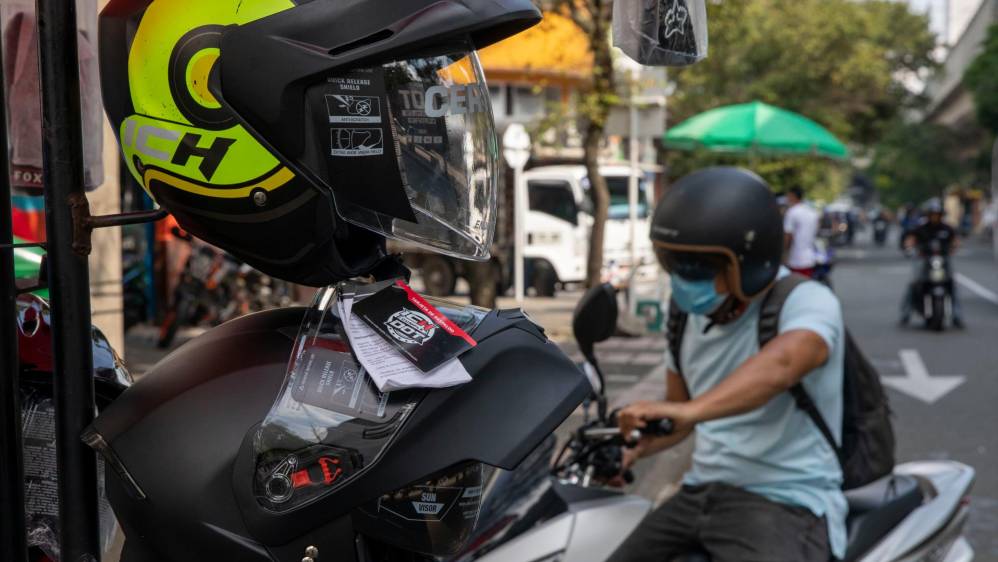 Esta reglamentación se aplicará a quienes se movilicen en alguna de los más de nueve millones de motos que hay registradas en Colombia. Foto: Edwin Bustamante.