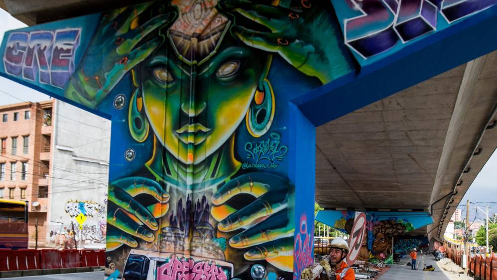 Trece artistas urbanos y colectivos artísticos de Medellín pintaron murales en los bajos del nuevo puente de la calle San Juan con la 80. Fotos Julio César Herrera.