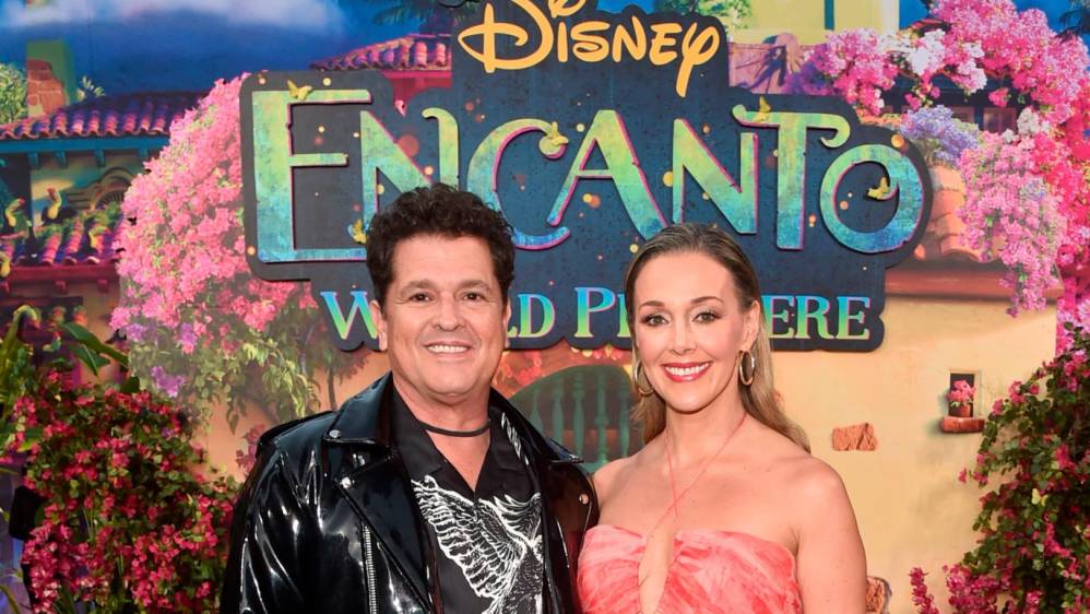 Carlos Vives, que tuvo un show musical, estuvo acompañado por su esposa Claudia Elena Vásquez. FOTO Alberto E. Rodriguez/Getty Images for Disney