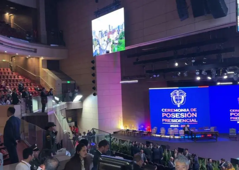 Así luce el auditorio de la Universidad de Cali en que se llevará a cabo la postura de la banda presidencial. FOTO Colprensa