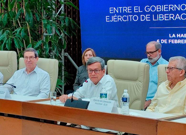 Pablo Beltrán, jefe negociador de la guerrilla (centro) será uno de los que empiece a ser buscado por las autoridades. FOTO CORTESÍA 