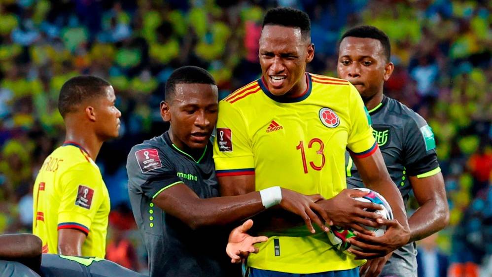 Yerry Mina festejó por algunos segundos el gol que le daba la victoria a Colombia, pero su alegría duró poco tras la revisión del VAR. Foto: EFE