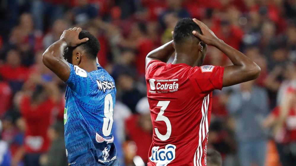 Lamento de los jugadores del Pereira (Brayan Muñiz) y Medellín (Víctor Moreno) ante la imposibilidad de sumar los tres puntos. FOTO Manuel Saldarriaga