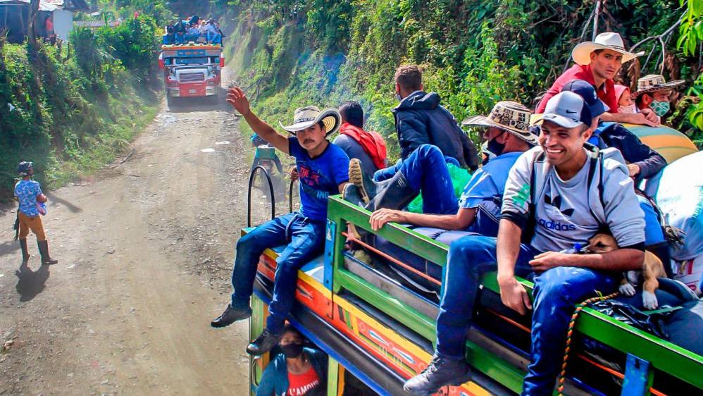 En imágenes: En chivas escaleras están retornando desplazados de Ituango