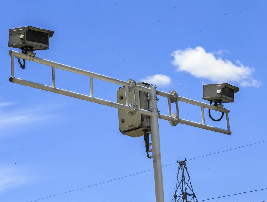 Dispositivos como estos, que están ubicados en Itagüí, se instalarán en cinco puntos de Envigado para buscar disminuir la accidentalidad. FOTO: <b>CAMILO SUÁREZ</b>
