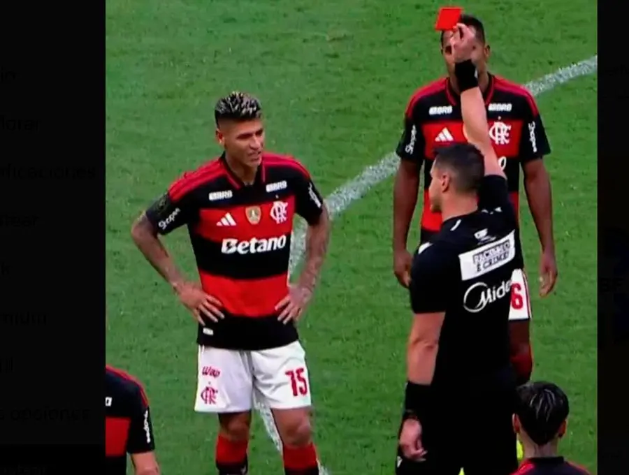 Este es el momento en el que el colombiano Jorge Carrascal es expulsado tras la intervención del VAR en la final ante Corinthians. FOTO PANTALLAZO