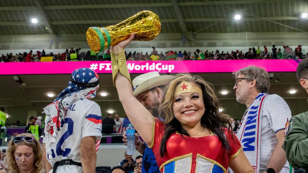 La selección de Estados Unidos fue animada entre otras, por súper heroínas como la Mujer Maravilla que llegó con su traje y con la copa en la mano para respaldar a los próximos anfitriones del Mundial. FOTO: JUAN ANTONIO SÁNCHEZ 