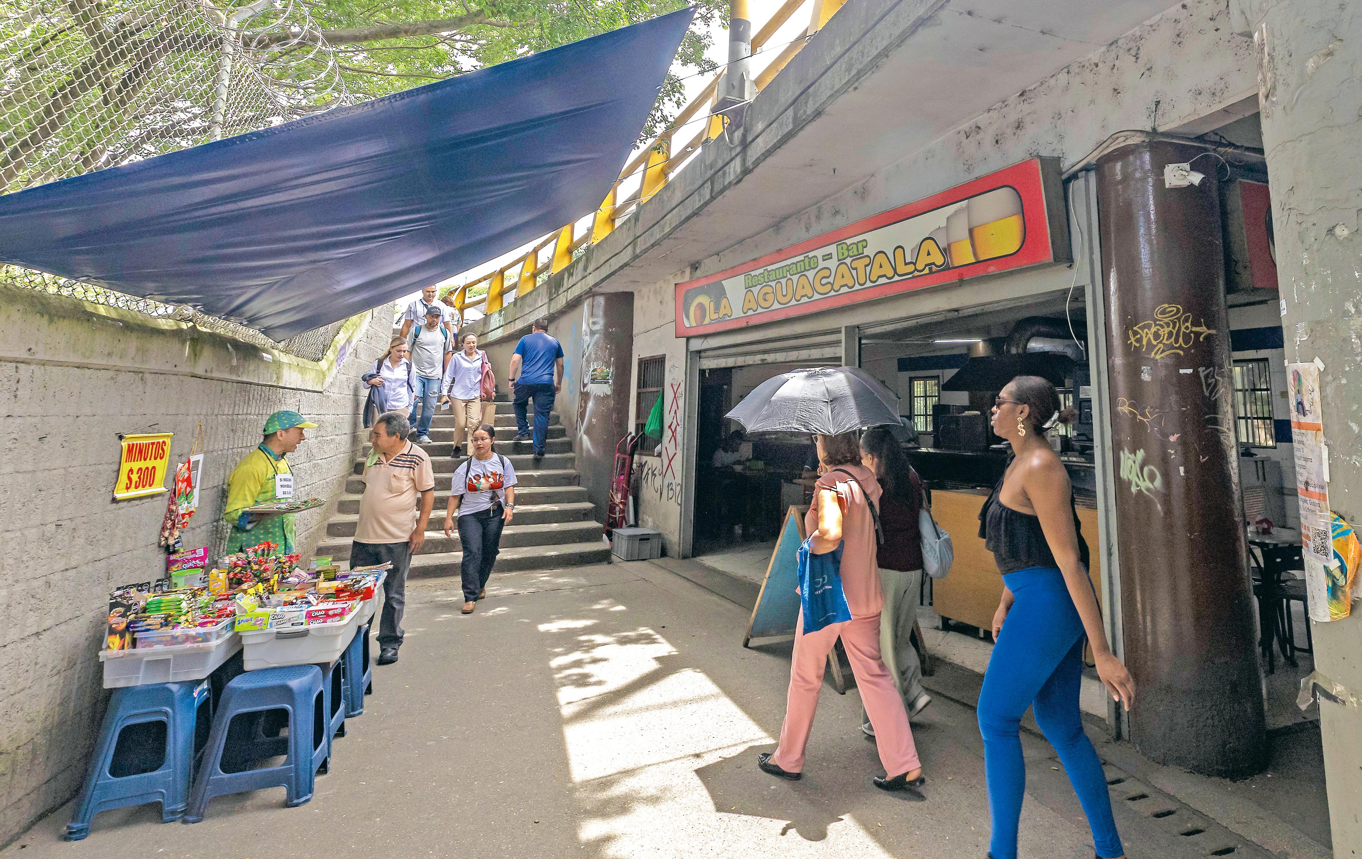El lío jurídico que tiene al borde del desalojo a 26 locales en los bajos de La Aguacatala, en Medellín