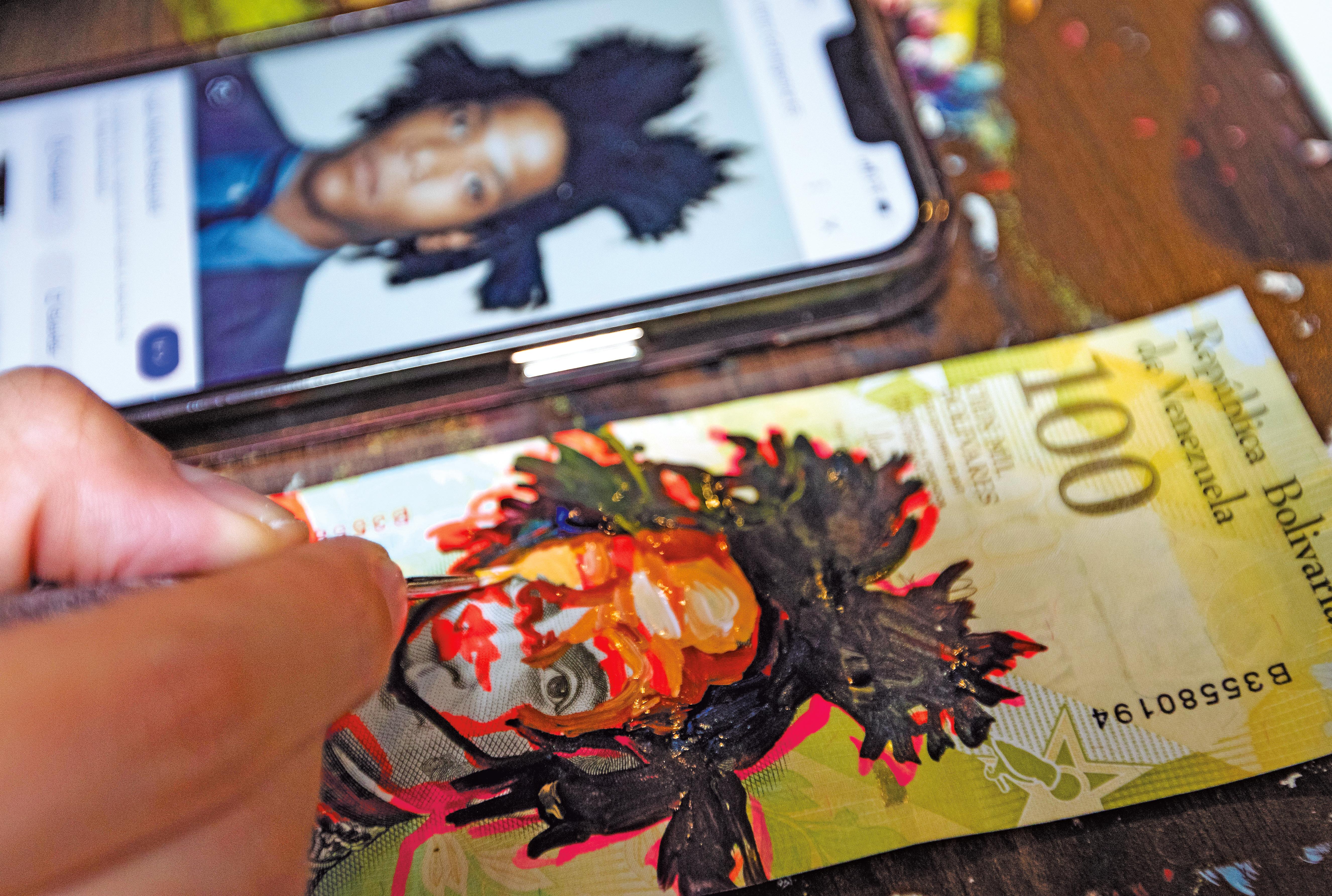 Pintan rostros en los bolívares y venden obras hasta en $50.000 en Medellín