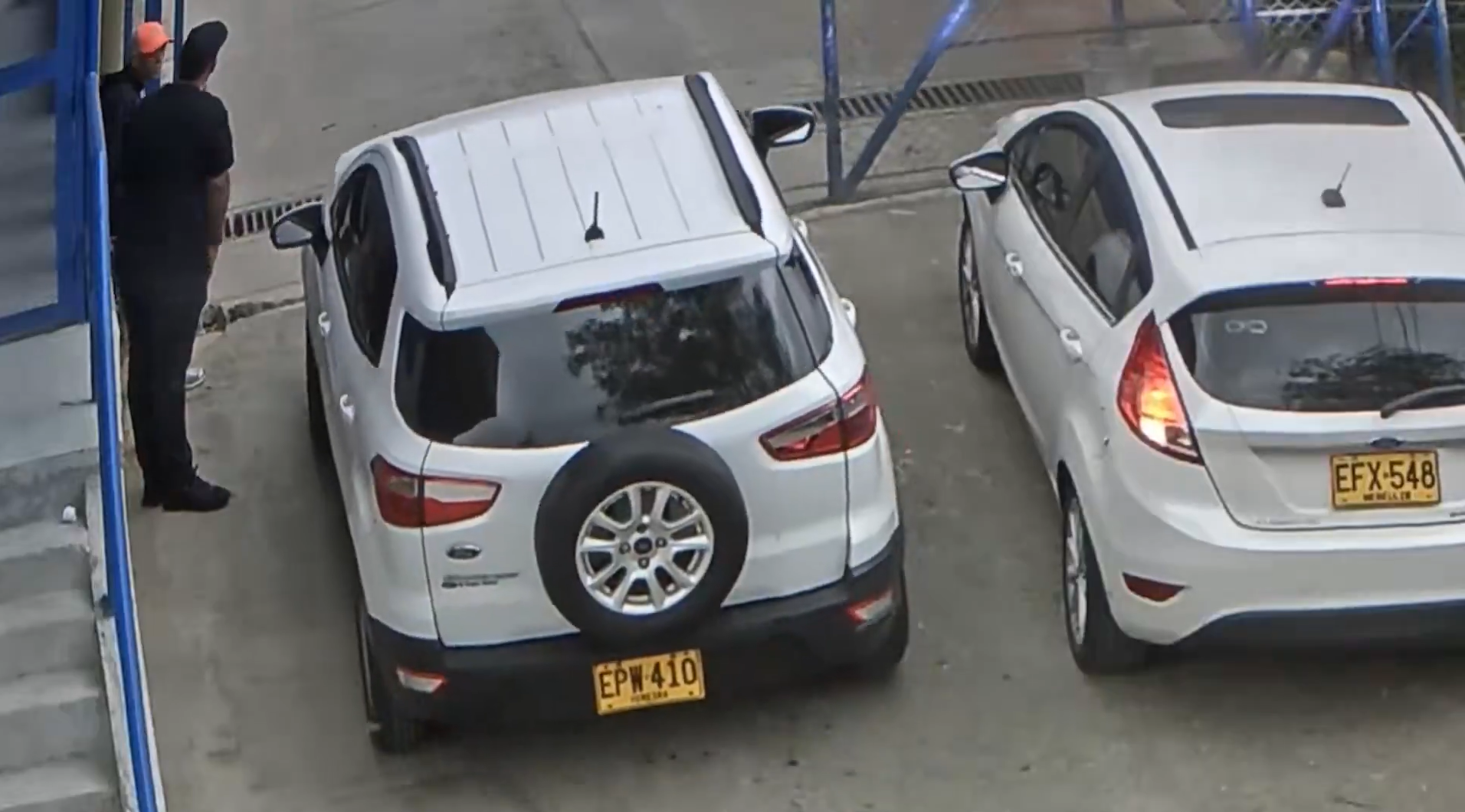 ¿Quiénes son los dueños de camionetas de alta gama en parranda en cárcel de Itagüí? Hay vehículo oficial del Inpec