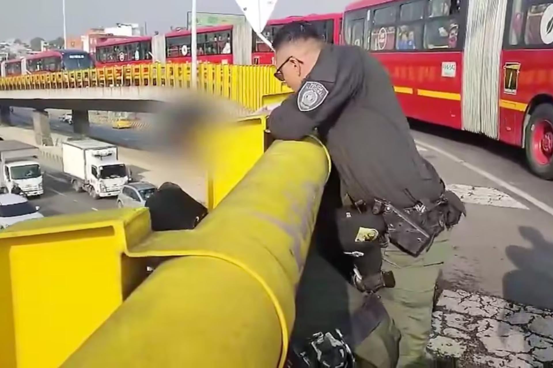 Video | Policías salvaron a joven que pretendía saltar desde un puente en Bogotá: “Piense en su familia”