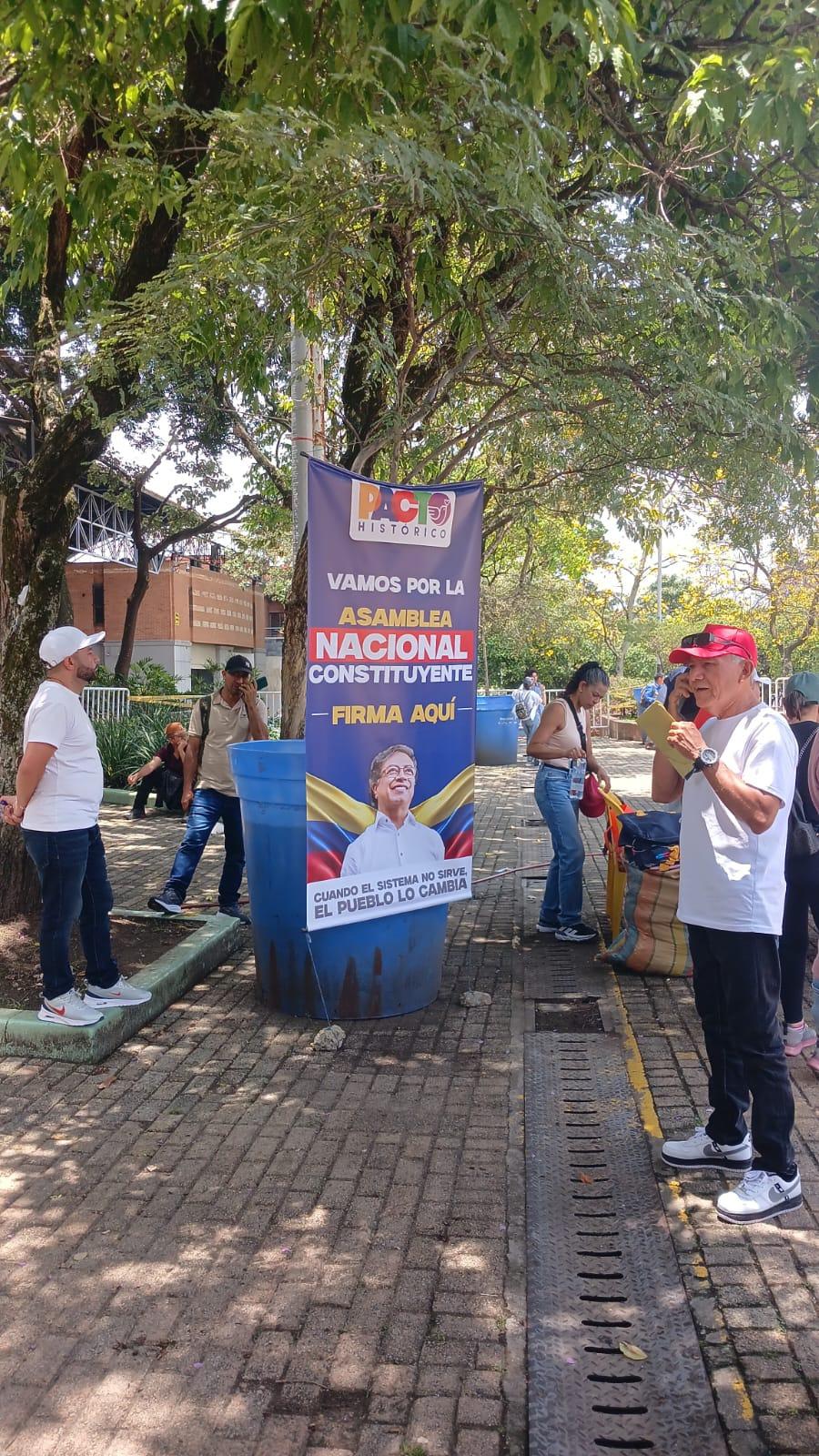 En visita de Iván Cepeda a Medellín recolectaron firmas para Asamblea Constituyente