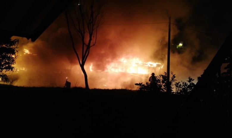Incendio vehicular en el sector Robledo Aures. FOTO CORTESÍA GUARDIANES ANTIOQUIA