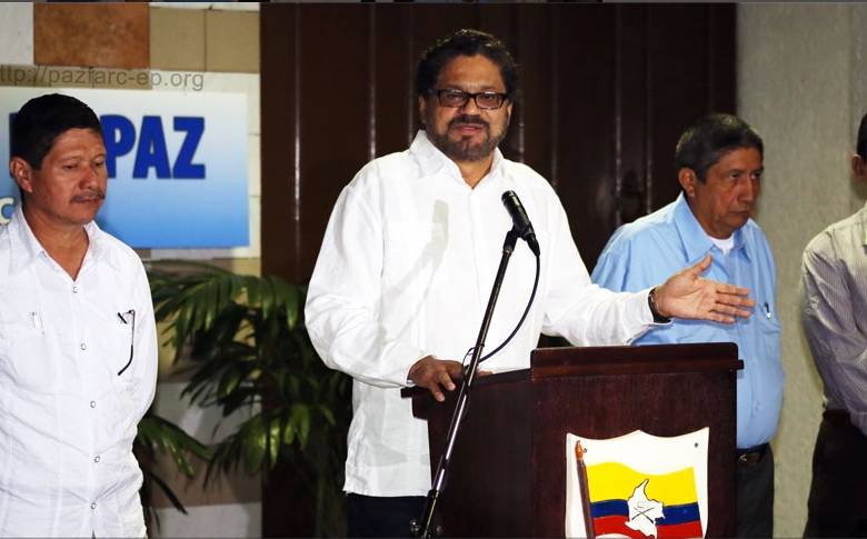 “Jairo Martínez” (camisa azul) tenía 63 años de edad y fue delegado en La Habana. Foto colprensa