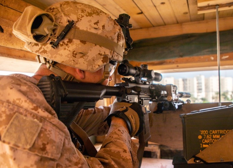 Integrante de las tropas estadounidenses que protege la embajada en Bagdad. Foto AFP
