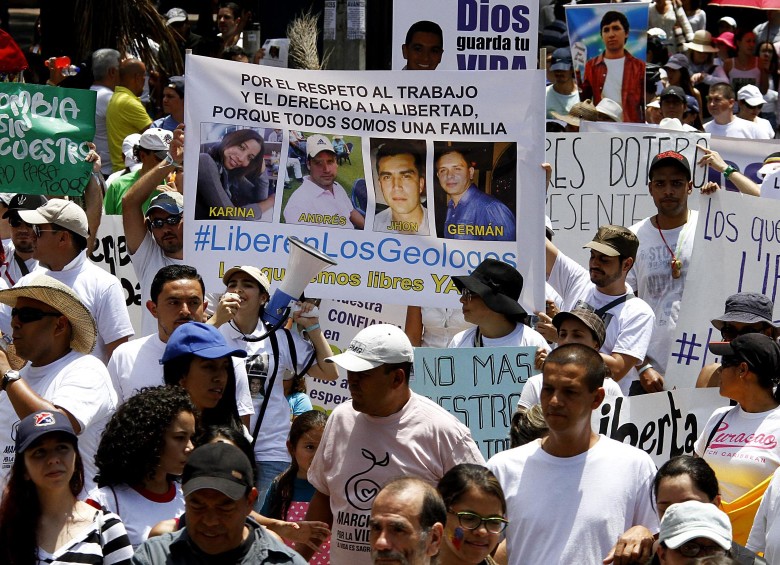 En Medellín, la participación fue masiva. En la capital antioqueña aprovecharon para pedir por la liberación de los cuatro geólogos secuestrados, en Norte de Santander. FOTO donaldo zuluaga