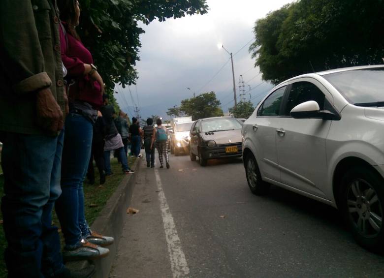 En las inmediaciones de la estación Envigado hay congestión por el cierre del sistema de transporte masivo. FOTO CORTESÍA