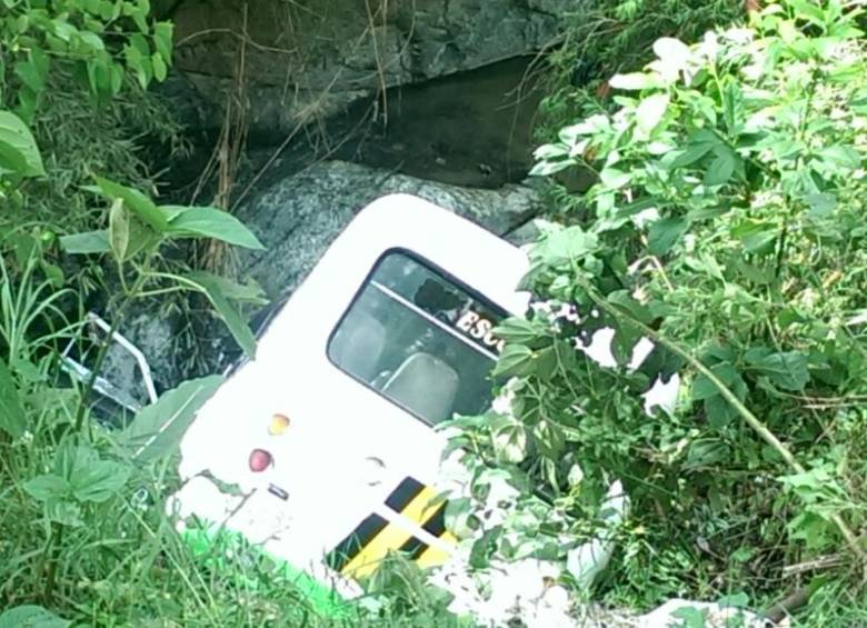 Este fue el bus escolar que se accidentó en el barrio Antonio Nariño. FOTO CORTESÍA TELEANTIOQUIA NOTICIAS
