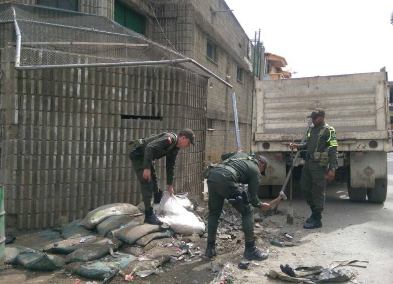 Los policías madrugaron para quitar las garitas. FOTO: CORTESÍA ISABEL CRISTINA PALACIO