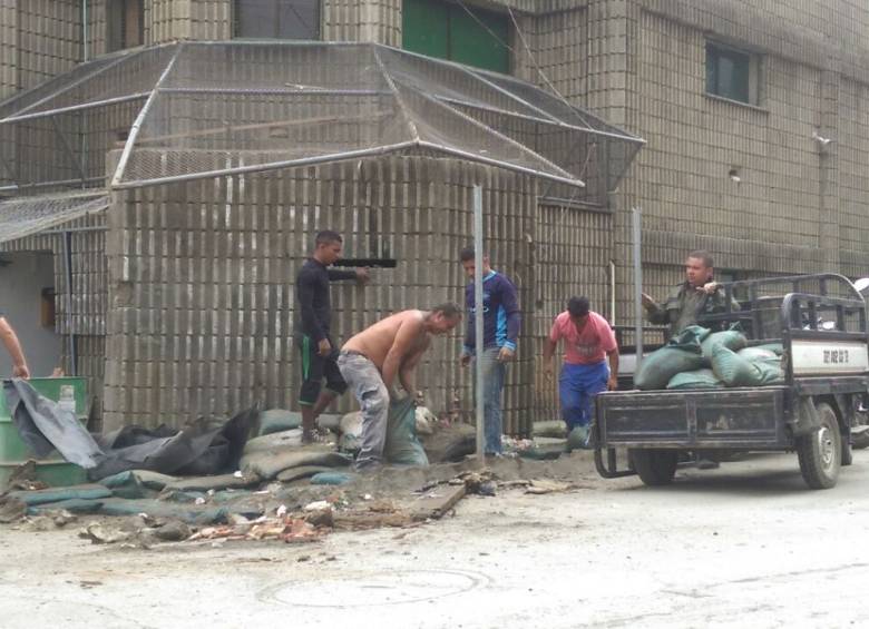 Varias personas aprovecharon los materiales que hacían parte de las garitas. FOTO: CORTESÍA ISABEL CRISTINA PALACIO