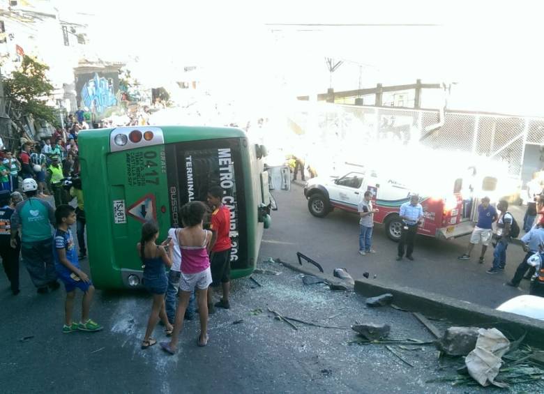 Un bus alimentador del metro de Medellín se volcó este martes en la calle 98 con carrera 84, barrio El Picacho, occidente de Medellín. FOTO CORTESÍA