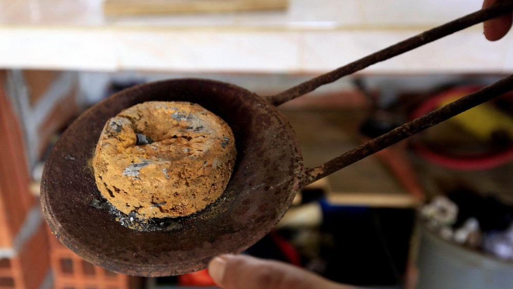 Esta es la torta de oro. El metal precioso se separa del mercurio que se evapora, en algunas minas parte de ese mercurio es recuperado por medio de concentradores. FOTO MANUEL SALDARRIAGA