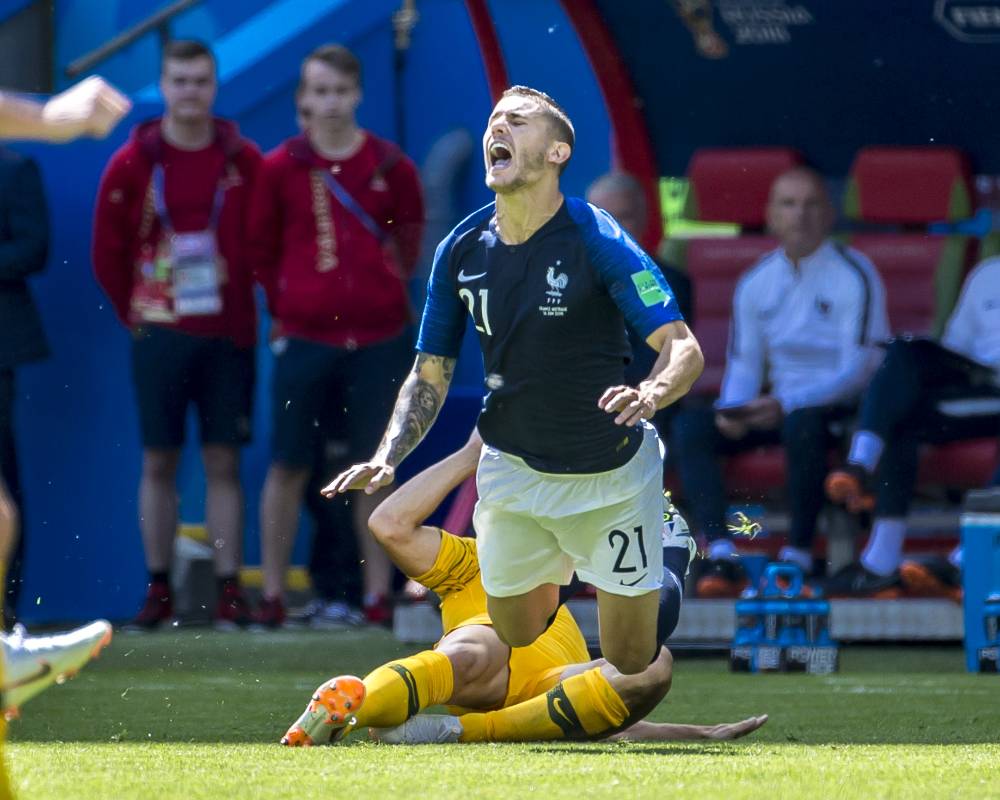 Cuando el partido iba 0-0 el árbitro pidió la revisión de una jugada polémica al VAR, lo que derivó en el cobro de un penalti que representaría el primer gol de Francia, que terminaría ganando el encuentro por 2-1. Foto: Juan Antonio Sánchez, enviado especial