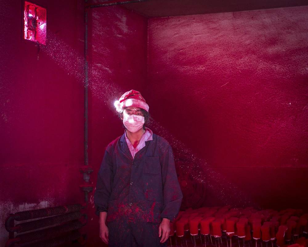 El fotógrafo chino, Ronghui Chen, galardonado con el segundo premio en la categoría temas contemporáneos. En la foto se observa a un trabajador en una fábrica de decoración navideña en China. FOTO AP