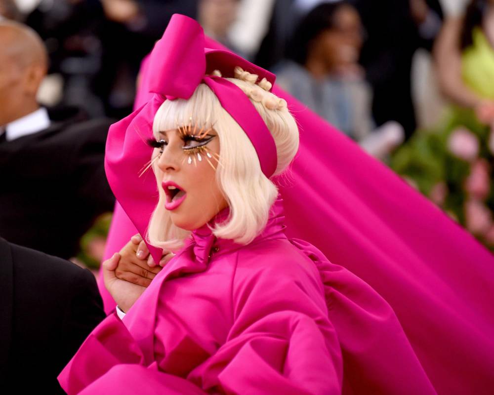 Lady Gaga tuvo varios momentos en la gala. Su traje firmado por Brandon Maxwell. FOTO AFP