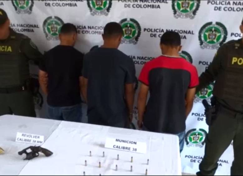 Tres presuntos integrantes de La Terraza fueron capturados en La Ceja; el cuarto resultó herido por las autoridades, pero también será judicializado. FOTO CORTESÍA POLICÍA