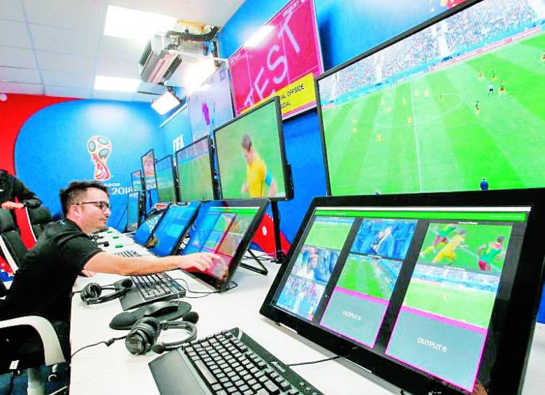 El fútbol se ajusta a la tecnología como sucede en béisbol, tenis y otros deportes. FOTO Twitter árbitro Internacional